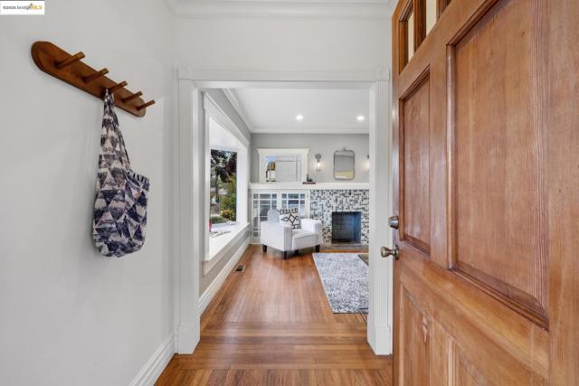 1193 64Th St, Oakland CA: https://media.crmls.org/mediaz/99750f20-c803-43ca-b492-1cab1f7289dc.jpg