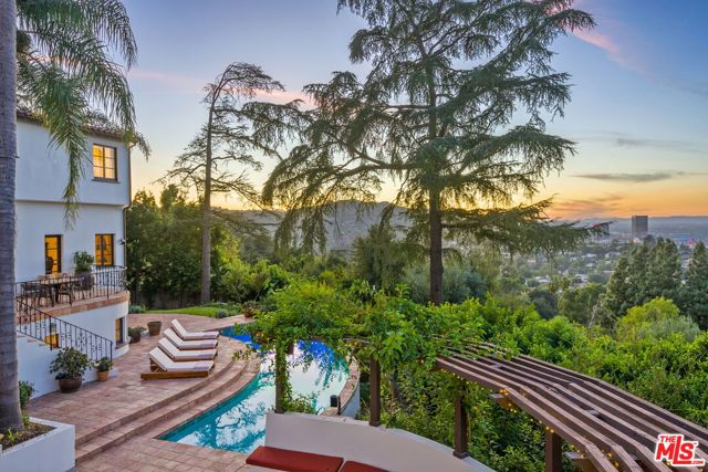 3527 Wonder View Drive, Los Angeles CA: https://media.crmls.org/mediaz/9975d9b3-7f4f-4dfe-a89a-004ee72e1d6b.jpg