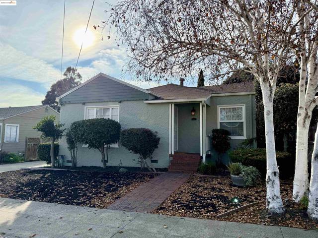 869 Lassen St, Richmond CA: https://media.crmls.org/mediaz/99763589-6c97-441b-8e52-6044f3c8e66d.jpg