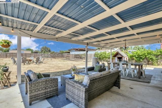 1941 Eden Plains Rd, Brentwood CA: https://media.crmls.org/mediaz/997667aa-7ae1-4c6e-9110-8749ccc83036.jpg