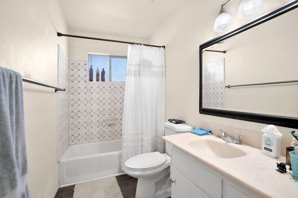https://media.crmls.org/mediaz/997692f3-3919-4722-ab20-20a5fe0d23d9.jpg?preset=X-Large