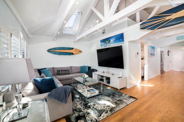 Detail Gallery Image 4 of 37 For 214 Pearl St, Redondo Beach,  CA 90277 - 2 Beds | 2 Baths