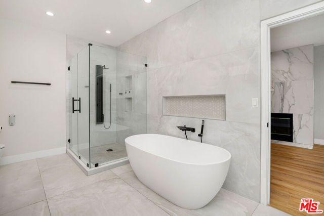 5923 Etiwanda Avenue, Tarzana CA: https://media.crmls.org/mediaz/99774e46-b4cc-4438-af63-4cc3327b1774.jpg