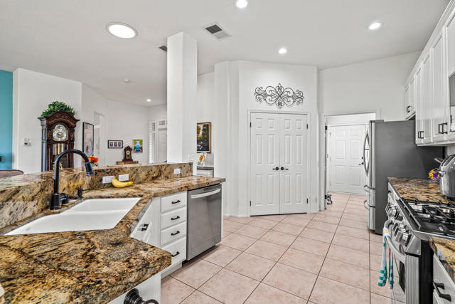 80474 Muirfield Drive, Indio CA: https://media.crmls.org/mediaz/9977cb2c-a80d-4788-ade8-ed8889a3529c.jpg