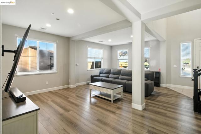 536 Aster St, Vacaville CA: https://media.crmls.org/mediaz/9978e203-7bd5-4834-847a-379612401540.jpg