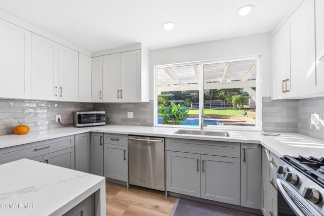 952 Carefree Drive, Simi Valley CA: https://media.crmls.org/mediaz/9978f079-a6c3-4cf5-b7c7-523e5f557c9c.jpg