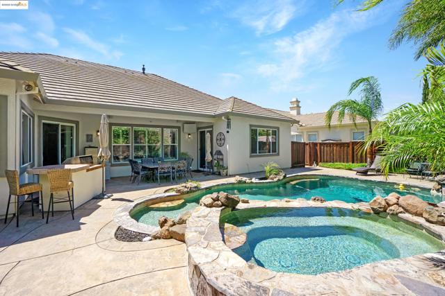 1117 Teal Ct, Brentwood CA: https://media.crmls.org/mediaz/99799939-a9de-4c4e-8f96-223e2d684381.jpg
