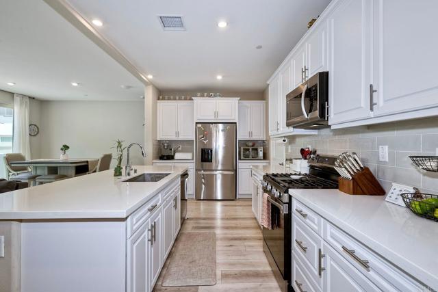 Detail Gallery Image 3 of 31 For 1715 Crabapple Way, Oceanside,  CA 92056 - 3 Beds | 2/1 Baths