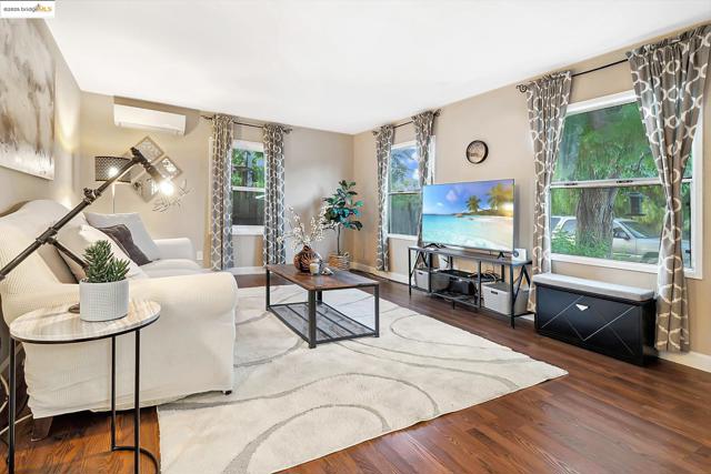 2670 Crescent Dr, Concord CA: https://media.crmls.org/mediaz/997ac600-8aed-4638-ac7c-e817454b7fd7.jpg