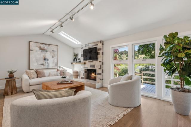70 Lost Valley Dr, Orinda CA: https://media.crmls.org/mediaz/997ca5af-6eec-463e-917e-7c26ba3862bf.jpg