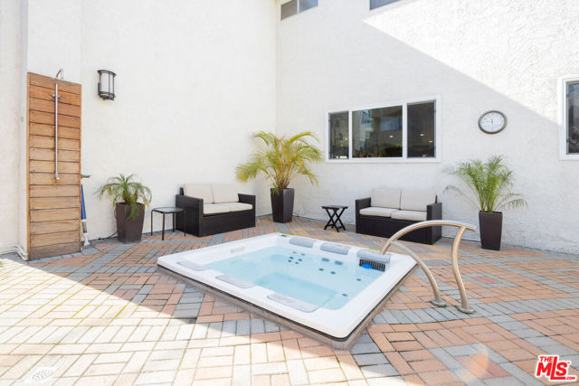 2721 2nd Street, Santa Monica CA: https://media.crmls.org/mediaz/997e721e-e712-4ede-b8ad-58a98052165d.jpg