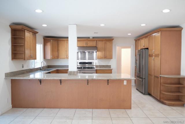 2345 Alta Vista Dr, Vista CA: https://media.crmls.org/mediaz/997e942b-d2d2-4ddf-8431-b406e95fbcc8.jpg