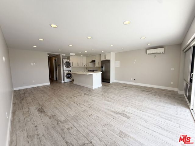 6955 Trolleyway, Playa del Rey CA: https://media.crmls.org/mediaz/997ecc39-c93c-413a-9c6e-b1e70a7bd195.jpg
