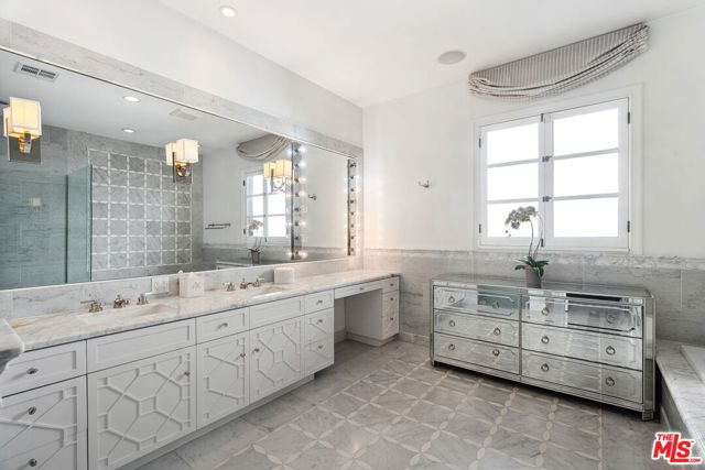 1600 Clear View Drive,  CA: https://media.crmls.org/mediaz/997f10a4-3857-4f52-881f-775faf875380.jpg