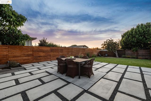 4015 Rhoda Ave, Oakland CA: https://media.crmls.org/mediaz/997fe224-335b-46fd-9db1-29451fe83b94.jpg