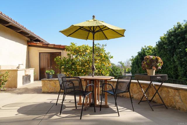 6565 Calle Reina, Rancho Santa Fe CA: https://media.crmls.org/mediaz/998006b5-fd9b-4f63-a68e-accd4ef2ddb8.jpg