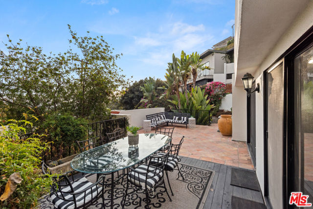 1790 Viewmont Drive, Los Angeles CA: https://media.crmls.org/mediaz/9980a112-761e-47de-ada9-8359d9708fa3.jpg