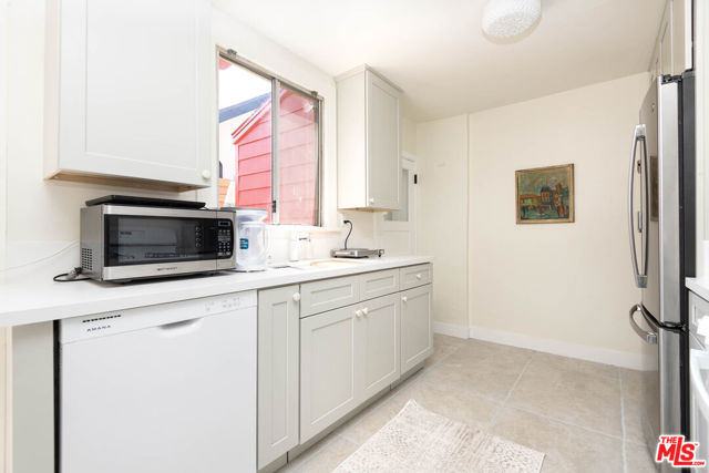 3022 Silver Lake Boulevard, Los Angeles CA: https://media.crmls.org/mediaz/9981597f-35ab-4531-8dbf-8cab86b56661.jpg