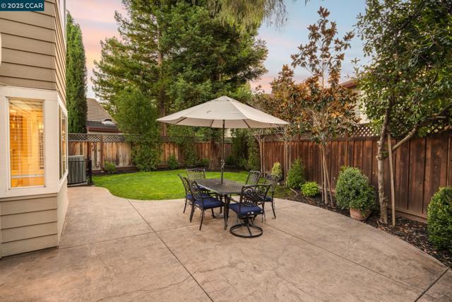 200 Hat Creek Ct, San Ramon CA: https://media.crmls.org/mediaz/9981e47c-d3bc-4558-a062-1e375f7e8946.jpg