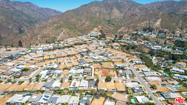 18128 Kingsport Drive, Malibu CA: https://media.crmls.org/mediaz/99828552-3aae-4faa-9b8f-7b93831dbe60.jpg