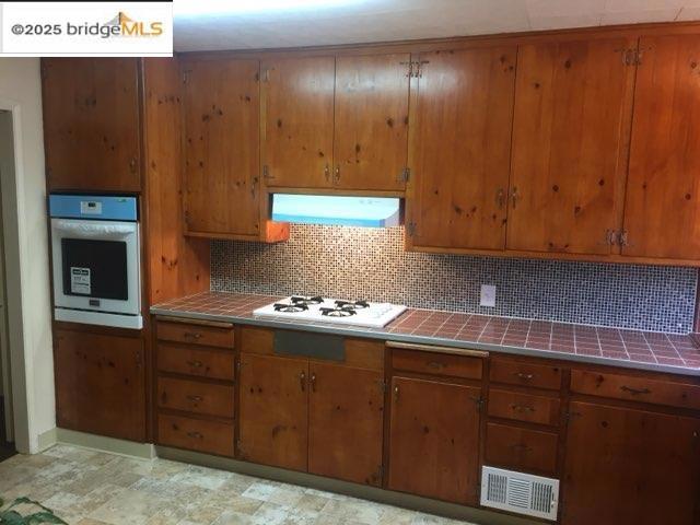 3681 39Th Ave, Oakland CA: https://media.crmls.org/mediaz/998361da-461c-4af5-9a83-26e6f79dc04e.jpg