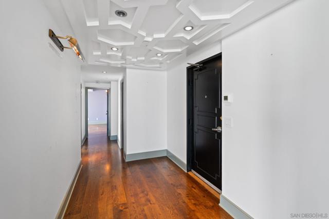 1710 Avenida Del Mundo, Coronado CA: https://media.crmls.org/mediaz/9984201a-31be-47da-8fa4-752ebd0ad16d.jpg