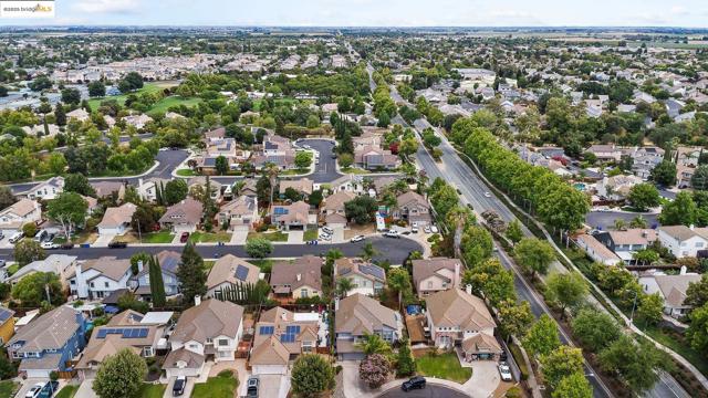 20 Goldmeadow Ct, Brentwood CA: https://media.crmls.org/mediaz/99844dc9-482b-4996-94e4-ad802655adcc.jpg
