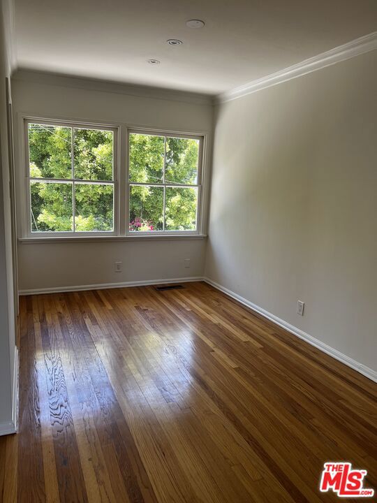 130 S Bowling Green Way, Los Angeles CA: https://media.crmls.org/mediaz/9984b803-f4c3-459b-b2db-beefbeebc2c5.jpg