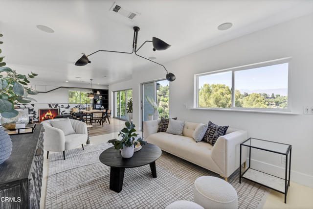 453 Frontenac Avenue, Los Angeles CA: https://media.crmls.org/mediaz/99852cb9-ca3e-4421-867a-93799ddc6f1a.jpg