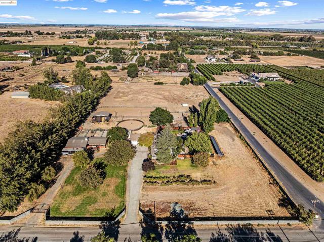 1600 Eden Plains Rd, Brentwood CA: https://media.crmls.org/mediaz/99874359-0435-4959-8dda-df72daa015e4.jpg