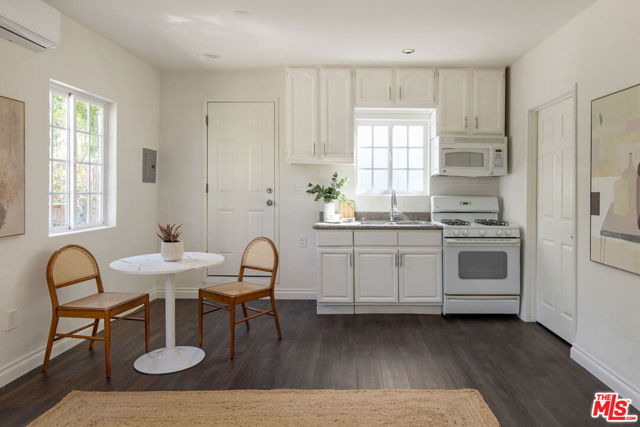 2919 Gleneden Street, Los Angeles CA: https://media.crmls.org/mediaz/99874e0a-ccb9-47bb-8f86-7d25ced08468.jpg