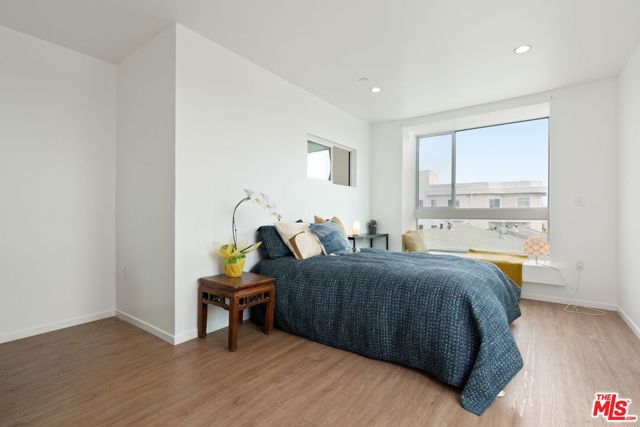 1244 14th Street, Santa Monica CA: https://media.crmls.org/mediaz/99877f09-0a3e-4d43-a59b-eb7092e19017.jpg