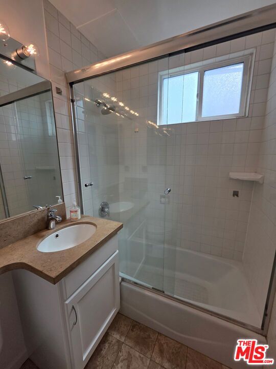 626 Broadway Street, Venice CA: https://media.crmls.org/mediaz/9988ca37-1a74-4967-9f78-a15729a35f60.jpg