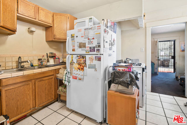 159 E 47th Street, Los Angeles CA: https://media.crmls.org/mediaz/99893319-66b7-447c-8fb8-9bef6cdc1c57.jpg