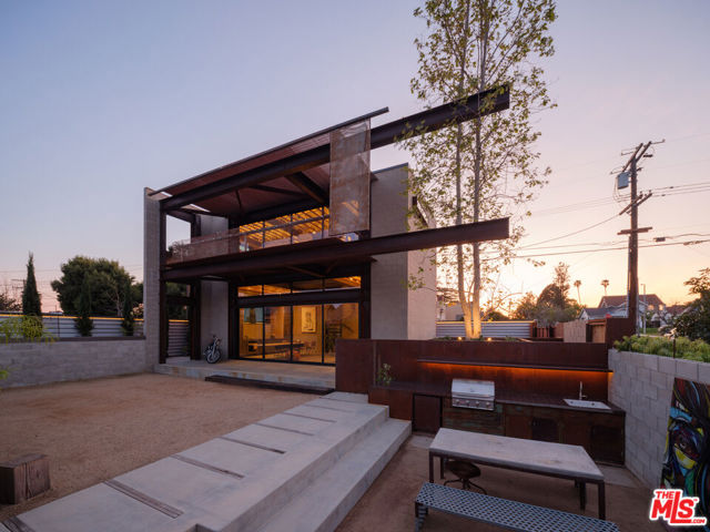 5701 7th Avenue, Los Angeles CA: https://media.crmls.org/mediaz/998a34af-ed07-4434-acdb-5fa9e601c262.jpg
