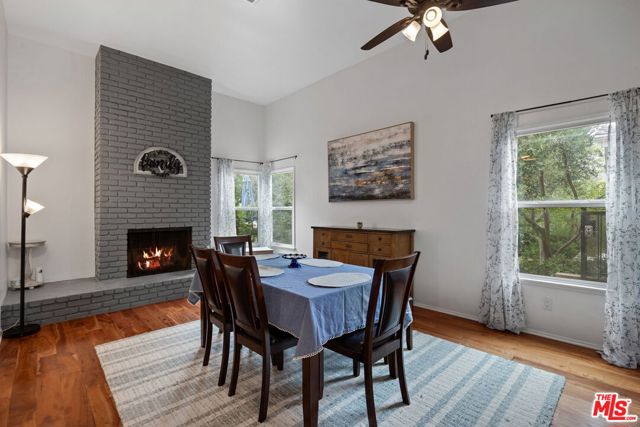 938 20th Street, Santa Monica CA: https://media.crmls.org/mediaz/998b3b3a-58dc-4b8c-9f59-059d5a67ffe6.jpg