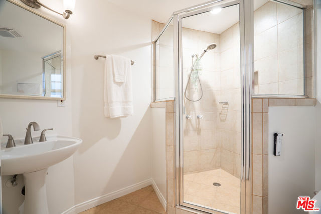 6001 Oakdale Avenue, Woodland Hills CA: https://media.crmls.org/mediaz/998b59ed-7d20-459f-ac14-0274f23178bc.jpg