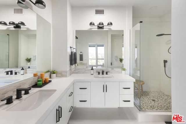 1417 N Lincoln Lane, Los Angeles CA: https://media.crmls.org/mediaz/998b793f-7bcf-4ece-828b-9a6f96c0cae4.jpg