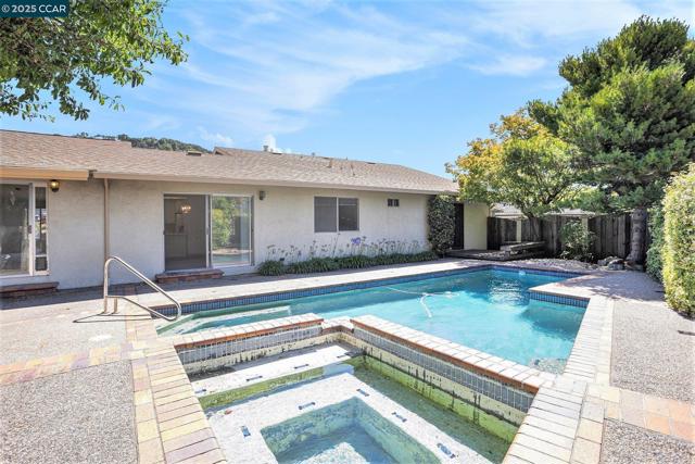 3323 Diablo Cir, Pinole CA: https://media.crmls.org/mediaz/998c152d-e256-47c6-8791-536eee26a9fd.jpg