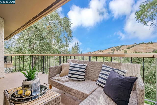 4021 Terra Granada Dr, Walnut Creek CA: https://media.crmls.org/mediaz/998c9500-da18-4a9a-9a4b-e560538bd4a7.jpg