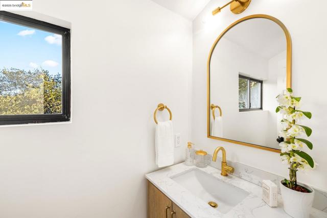 6566 Chelton Dr, Oakland CA: https://media.crmls.org/mediaz/998c9a36-8608-4aa3-bfce-b6279bba4c10.jpg
