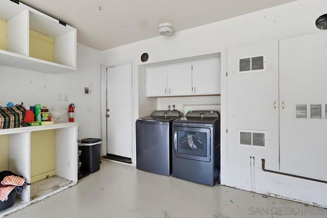 554 Friendly Ct E, El Cajon CA: https://media.crmls.org/mediaz/998cd10d-0f94-4cee-af74-8346326711c7.jpg