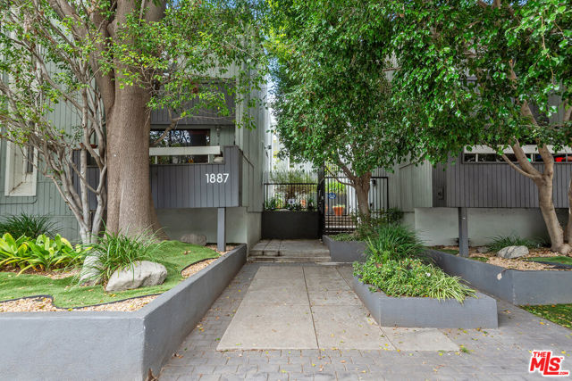 1887 Greenfield Avenue, Los Angeles CA: https://media.crmls.org/mediaz/998d4fbf-7f05-4ca5-9d24-6640796d304e.jpg