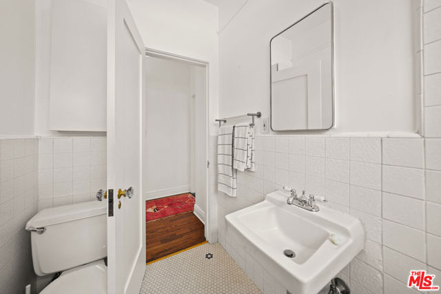 236 S 5th Avenue, Venice CA: https://media.crmls.org/mediaz/998dae3e-0172-4a2f-8b99-2c253f410b24.jpg