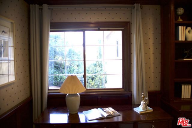 11502 Dona Teresa Drive, Studio City CA: https://media.crmls.org/mediaz/998dc32f-3e73-4321-89af-90ad7f7dc172.jpg