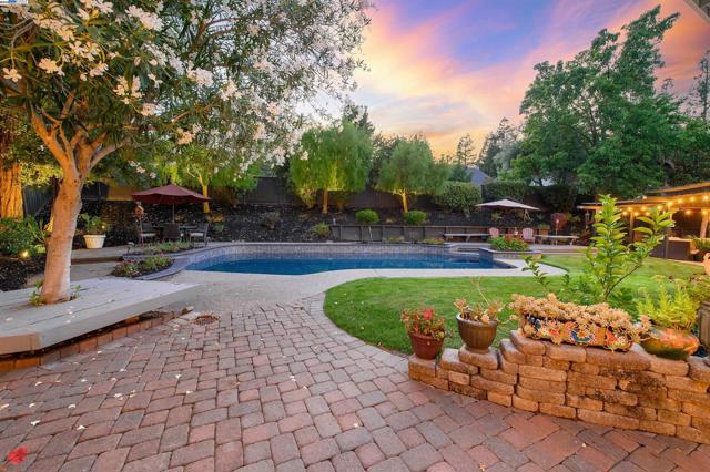 3338 Marsh Hawk Court, Pleasanton CA: https://media.crmls.org/mediaz/998e7184-31fc-4cfc-b045-f6dc217f531f.jpg