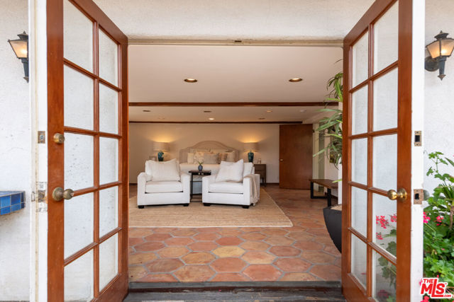 475 S Rodeo Drive, Beverly Hills CA: https://media.crmls.org/mediaz/998ee893-108b-49cf-af41-423574fed8aa.jpg