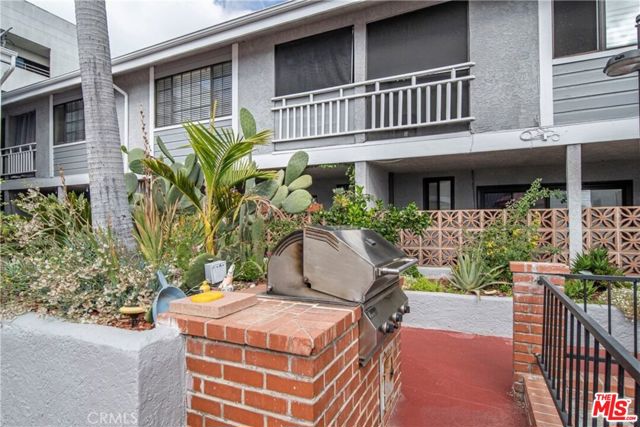 4345 W 154th Street, Lawndale CA: https://media.crmls.org/mediaz/998f4170-103f-4251-91c3-4c30cf588ebc.jpg