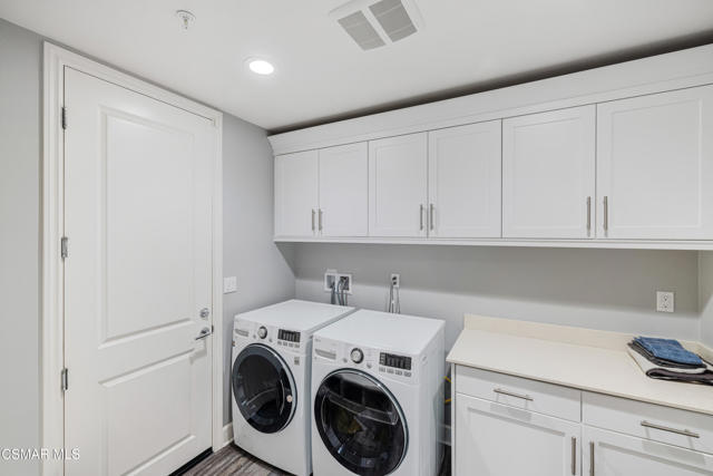 6923 Ridgemark Court, Moorpark CA: https://media.crmls.org/mediaz/9990e48b-73e3-46aa-9816-f3775a5c450f.jpg