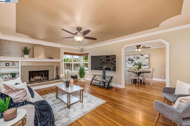 1429 Columbus Ave, Livermore CA: https://media.crmls.org/mediaz/999103c8-da6a-4a19-88b1-e84de57ac5b6.jpg